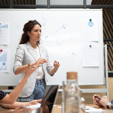 Petites et Moyennes Entreprises  Stratégie de développement  Nous nous adaptons aux besoins spécifiques de chaque entreprise. Récemment, nous avons collaboré avec une entreprise du secteur de l'industrie pour développer une formation de production électronique par technique de brasage destinée à ses techniciens, avec une orientation vers une POEI et prise en charge par l’OPCO.