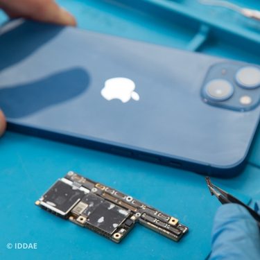 iPhone, iMac, iPad... Nous avons remplacé un connecteur FPC qui a permis de rétablir l'affichage de son iPhone.