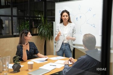 Nous identifions vos besoins et ceux de vos équipes, nous vous aidons à définir vos objectifs et nous vous accompagnons afin que vous puissiez mettre en place des actions concrètes et en mesurer les résultats.